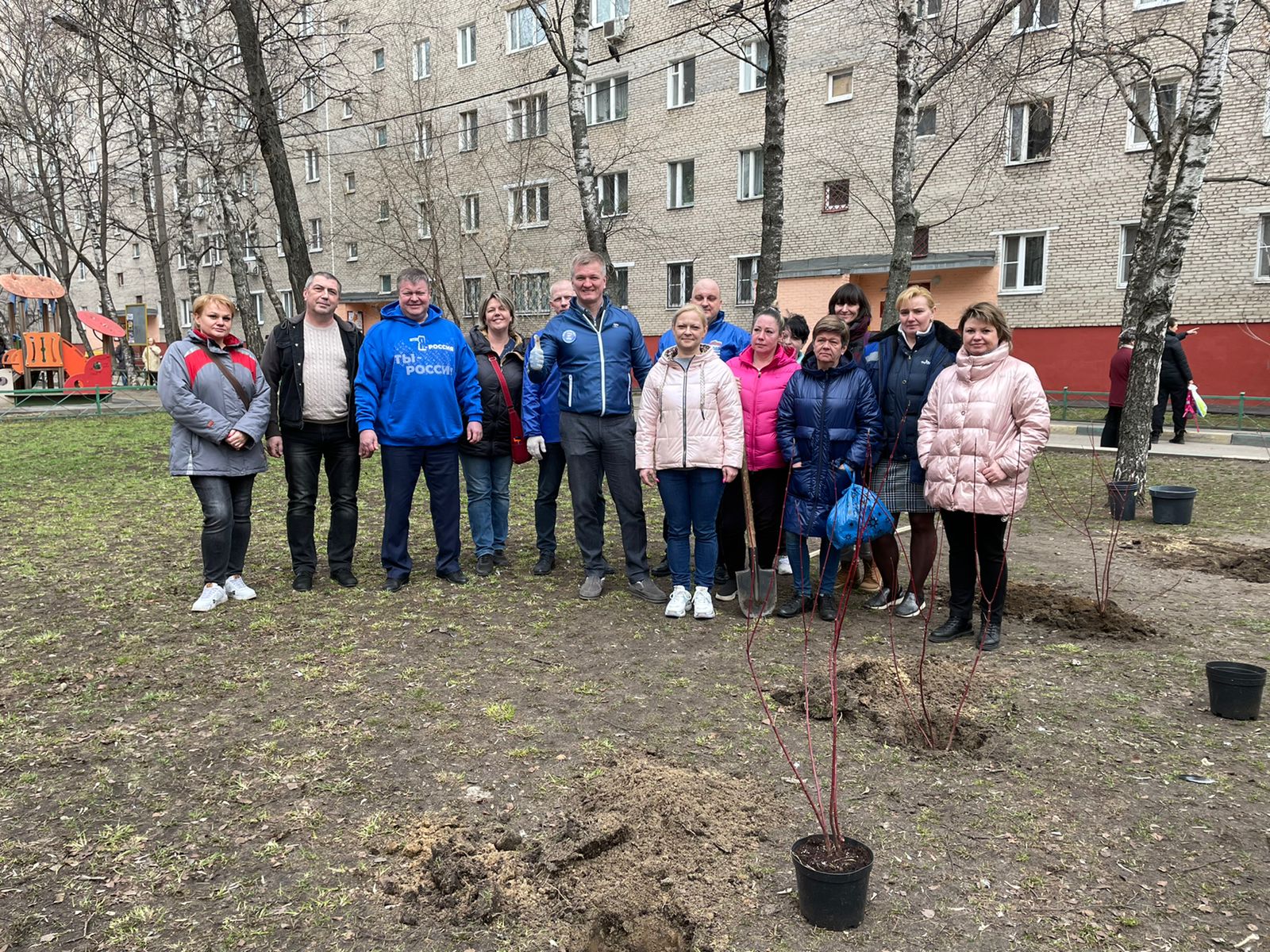 Депутат Мособлдумы Дмитрий Дениско помог озеленить двор в Люберцах |  16.04.2022 | Люберцы - БезФормата